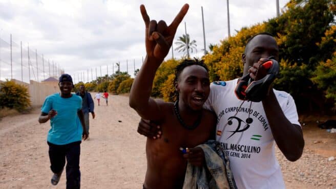 Varios migrantes subsahariano tras lograr saltar la valla de Melilla el pasado mes de junio.