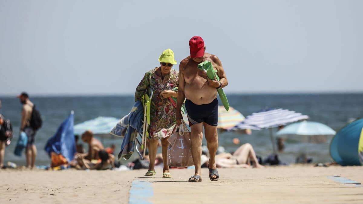 Bañistas abandonan la Playa de la Malvarrosa