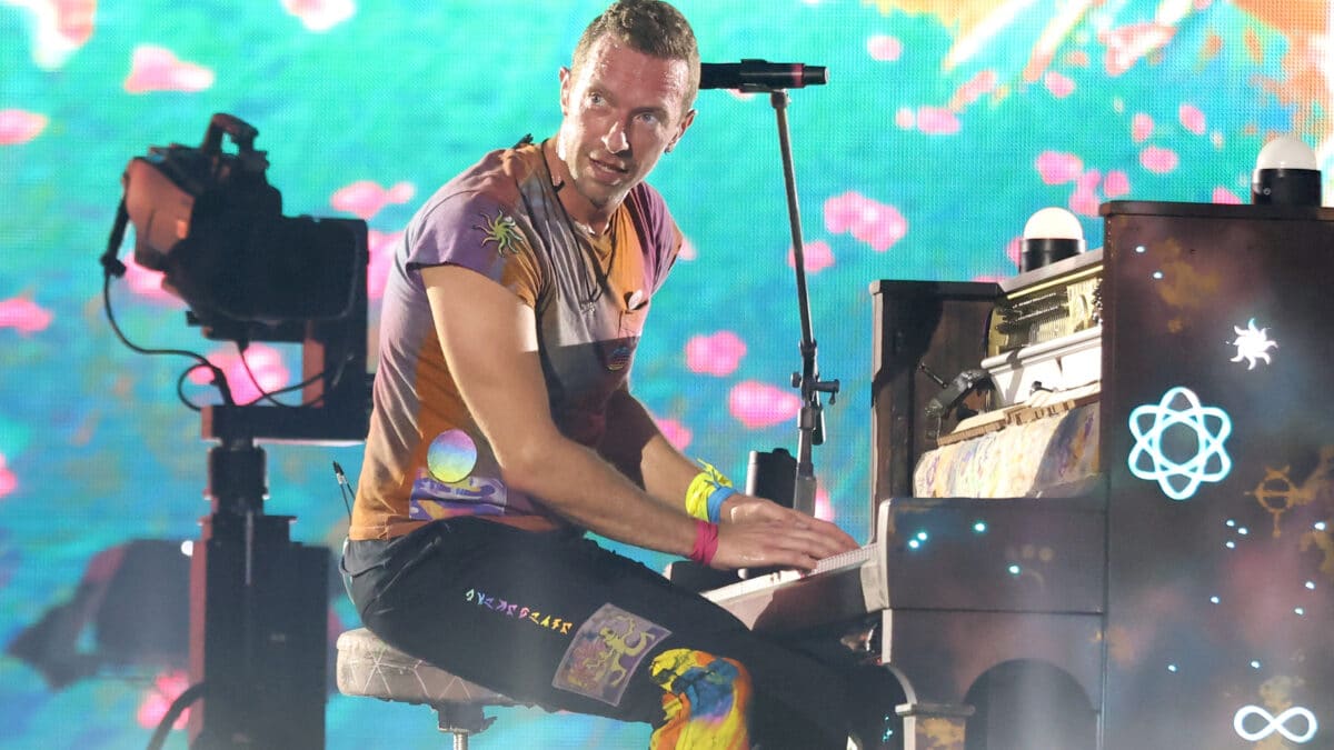 Chris Martin, cantante de Coldplay, tocando el piano en un concierto en Londres