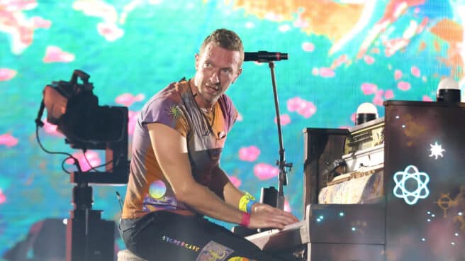 Chris Martin, cantante de Coldplay, tocando el piano en un concierto en Londres