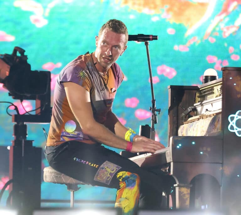 Coldplay frena su gira mundial por una "infección severa pulmonar" de Chris Martin