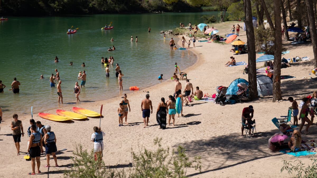 Varias personas pasan el día en la playa del embalse de Bolarque, a 20 de agosto, en Guadalajara, Castilla La-Mancha, (España).