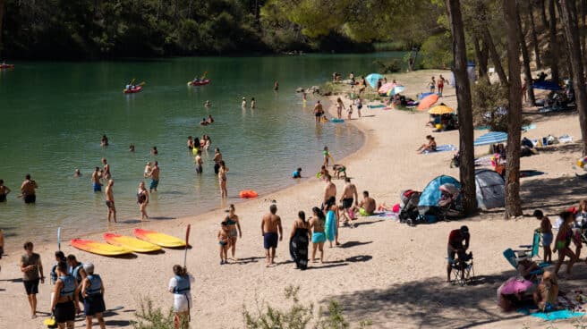 Varias personas pasan el día en la playa del embalse de Bolarque, a 20 de agosto, en Guadalajara, Castilla La-Mancha, (España).