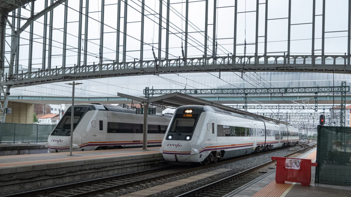 Trenes de cercanías parados en las vías de la estación de trenes en Santiago de Compostela, A Coruña, Galicia, (España).