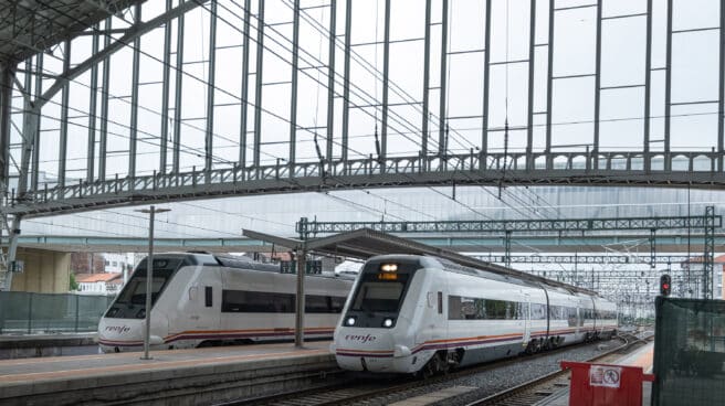 Trenes de cercanías parados en las vías de la estación de trenes en Santiago de Compostela, A Coruña, Galicia, (España). Trenes de cercanías parados en las vías de la estación de trenes en Santiago de Compostela, A Coruña, Galicia, (España).