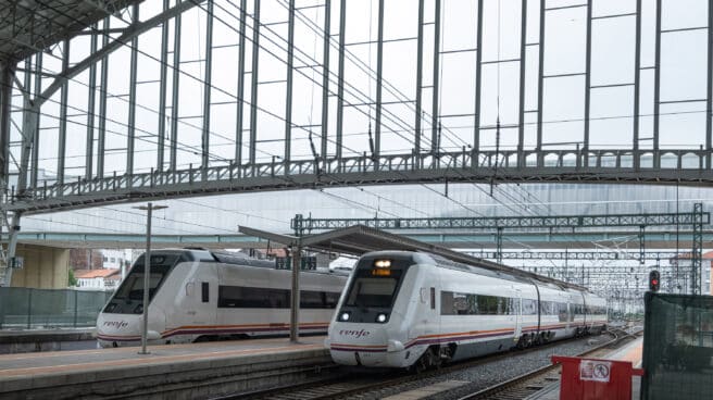 Trenes de cercanías parados en las vías de la estación de trenes en Santiago de Compostela, A Coruña, Galicia, (España).