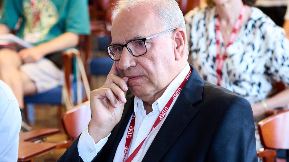 El exvicepresidente del Gobierno Alfonso Guerra participa en una conferencia de la Universidad Menéndez Pelayo (UIMP), en el photocall del Palacio de la Magdalena