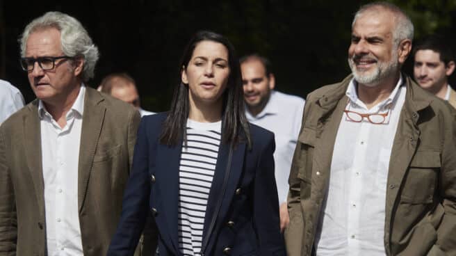 (I-D) El coordinador de Ciudadanos Navarra, Carlos Pérez-Nievas; la presidenta de Ciudadanos, Inés Arrimadas, y el líder de Ciudadanos (Cs) en el Parlament, Carlos Carrizosa