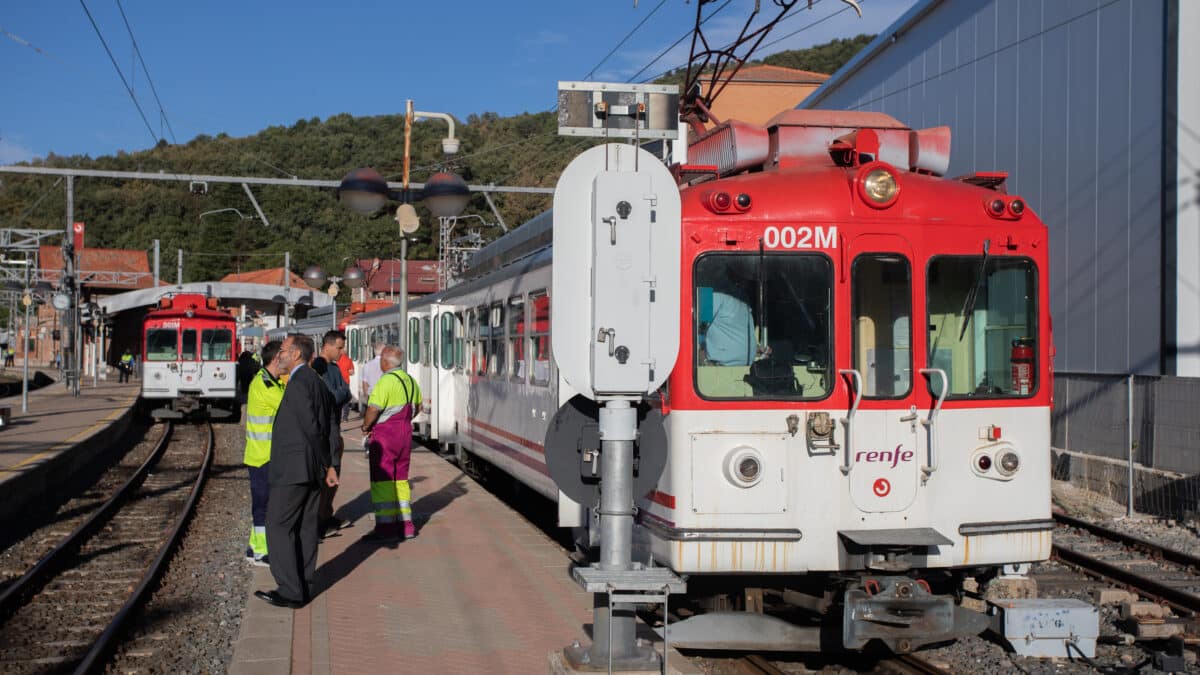 Varias personas en el andén de la estación de Cotos