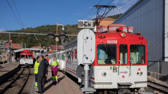 Sindicatos desconvocan la huelga de Renfe tras su compromiso por negociar la subida de sueldos Varias personas en el andén de la estación de Cotos