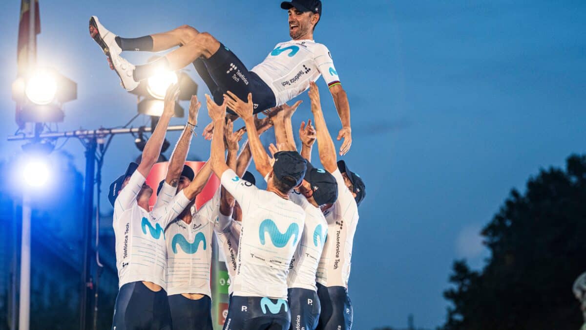 Alejandro Valverde es manteado por sus compañeros del Movistar Team tras decir adiós al ciclismo