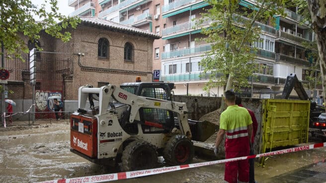 Una máquina trabaja en una avería de la calle Marqués de Vadillo, en Madrid.