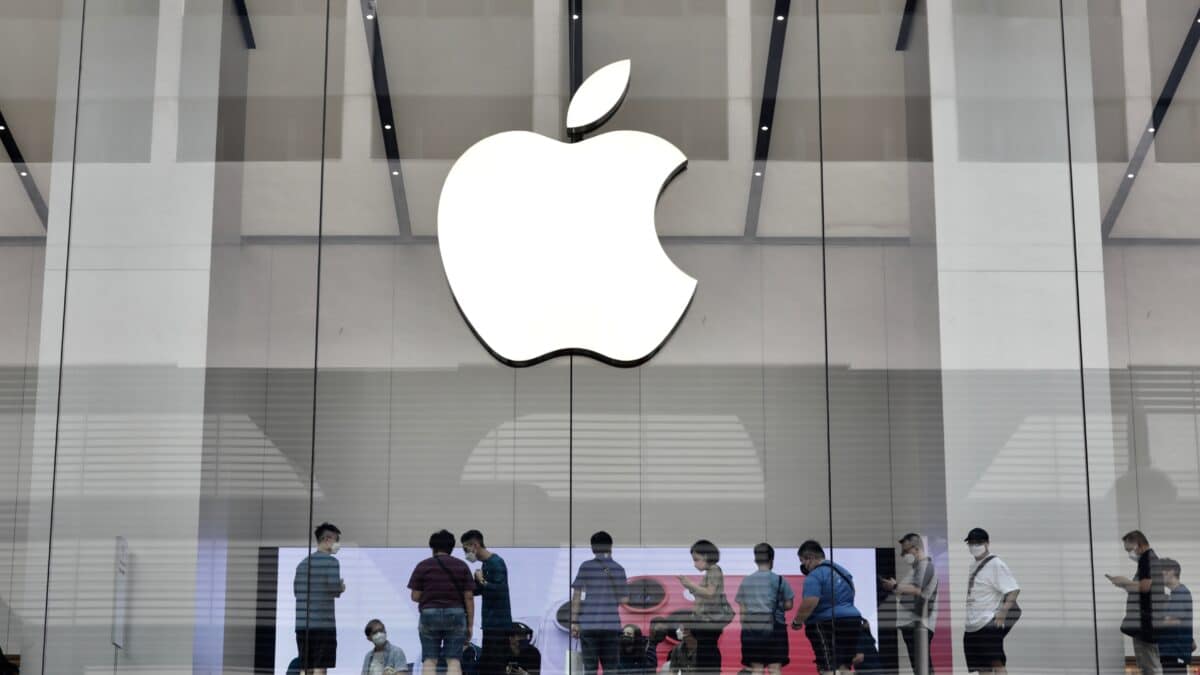 Los clientes hacen fila en el segundo piso de la tienda Apple en Hong Kong esperando comprar el iPhone 14 Pro