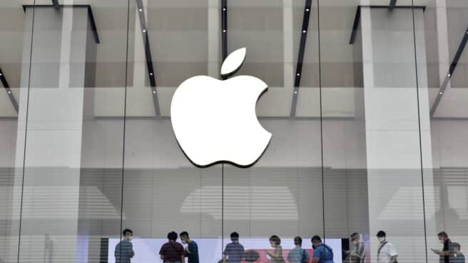 Apple, Tesla y Huawei en el top 10 de las compañías más innovadoras y respetuosas con el medio ambiente Los clientes hacen fila en el segundo piso de la tienda Apple en Hong Kong esperando comprar el iPhone 14 Pro