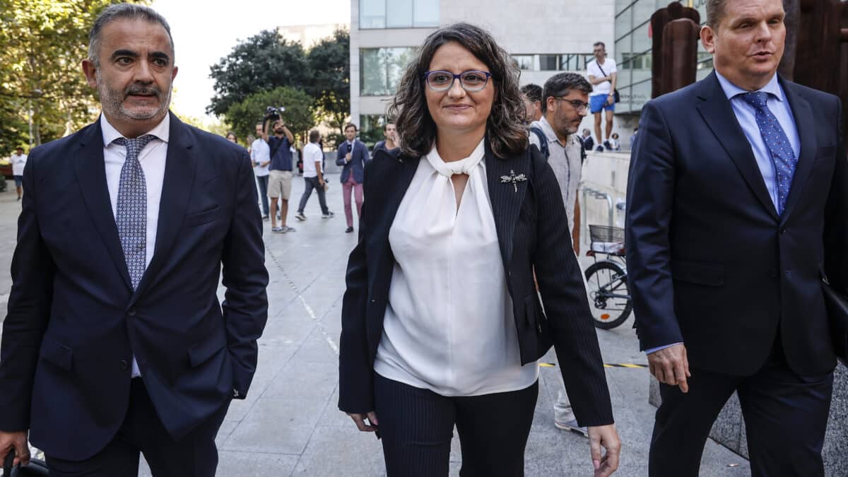 La exvicepresidenta, exportavoz y exconsellera de Igualdad y Políticas, Mónica Oltra, junto a sus abogados, Miguel Ferrer (i) y Daniel Sala (d), a su salida de un juicio en la Ciudad de la Justicia de Valencia