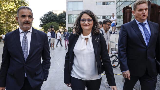 La exvicepresidenta, exportavoz y exconsellera de Igualdad y Políticas, Mónica Oltra, junto a sus abogados, Miguel Ferrer (i) y Daniel Sala (d), a su salida de un juicio en la Ciudad de la Justicia de Valencia