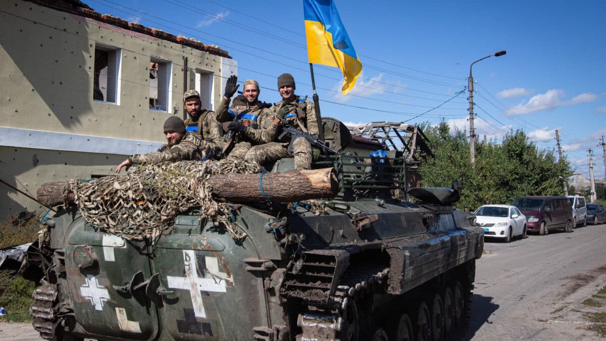 Soldados ucranianos sobre un carro de combate en la región de Járkov