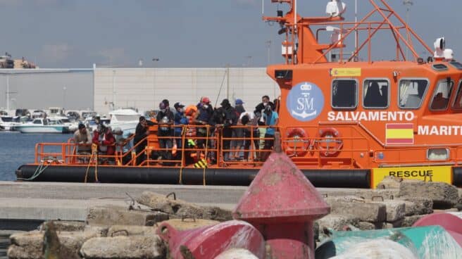 Un barco de Salvamento Marítimo tras rescatar a 31 inmigrantes cerca de Barbate (Cádiz).