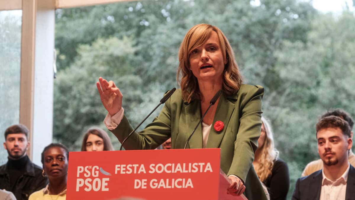 La ministra de Educación, Pilar Alegría, interviene durante la celebración de la Fiesta Socialista de Sigüeiro (Galicia)