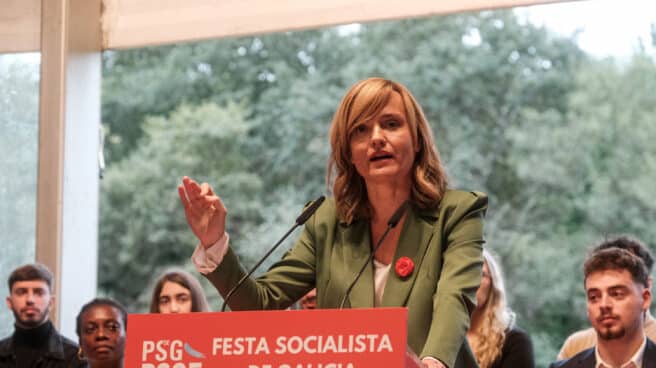 La ministra de Educación, Pilar Alegría, interviene durante la celebración de la Fiesta Socialista de Sigüeiro (Galicia)