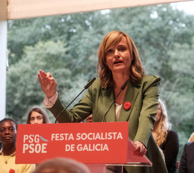 Pilar Alegría tacha a Feijóo como "un calco" de Rajoy: "Está empeñado en dinamitar el Estado del Bienestar"