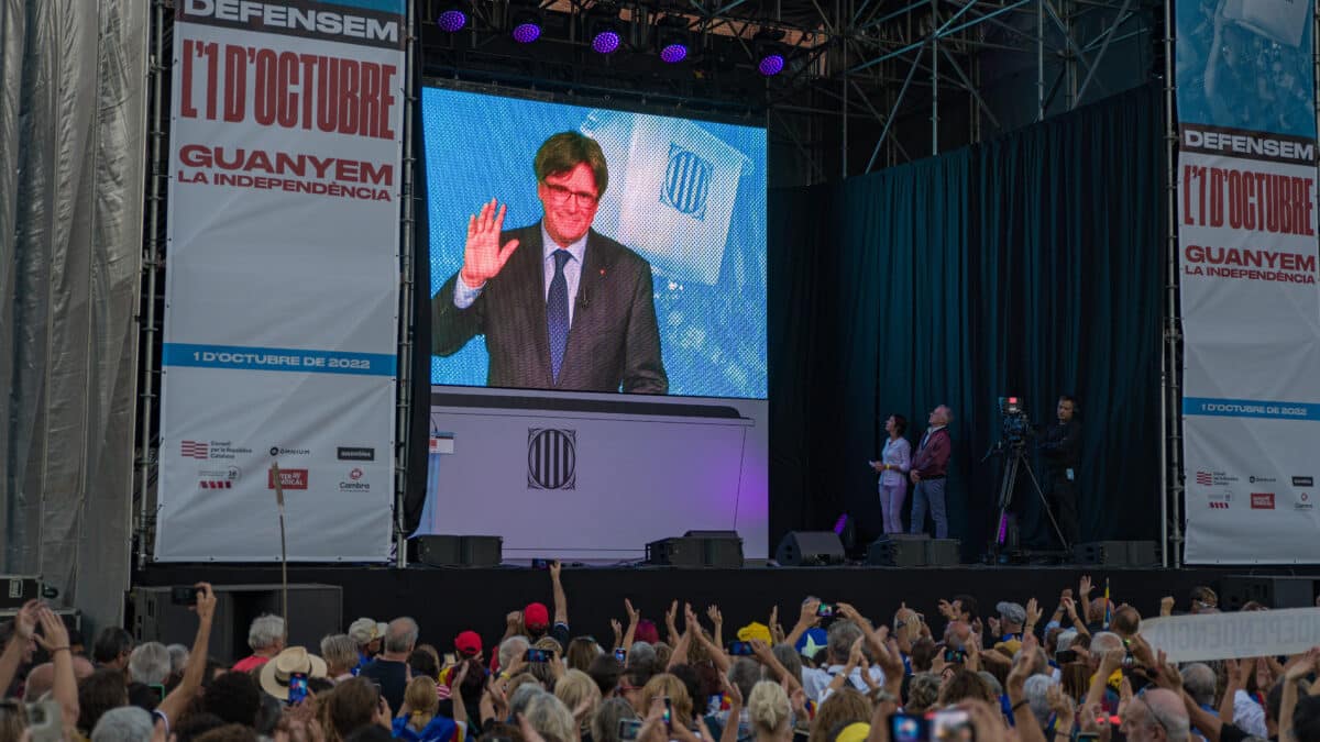 El expresidente de la Generalitat, Carles Puigdemont, durante la manifestación para conmemorar el 5º Aniversario del referéndum ilegal de autodeterminación, 1-O, en el Arco del Triunfo.