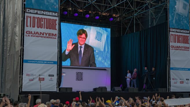 El expresidente de la Generalitat, Carles Puigdemont, durante la manifestación para conmemorar el 5º Aniversario del referéndum ilegal de autodeterminación, 1-O, en el Arco del Triunfo. El expresidente de la Generalitat, Carles Puigdemont, durante la manifestación para conmemorar el 5º Aniversario del referéndum ilegal de autodeterminación, 1-O, en el Arco del Triunfo.