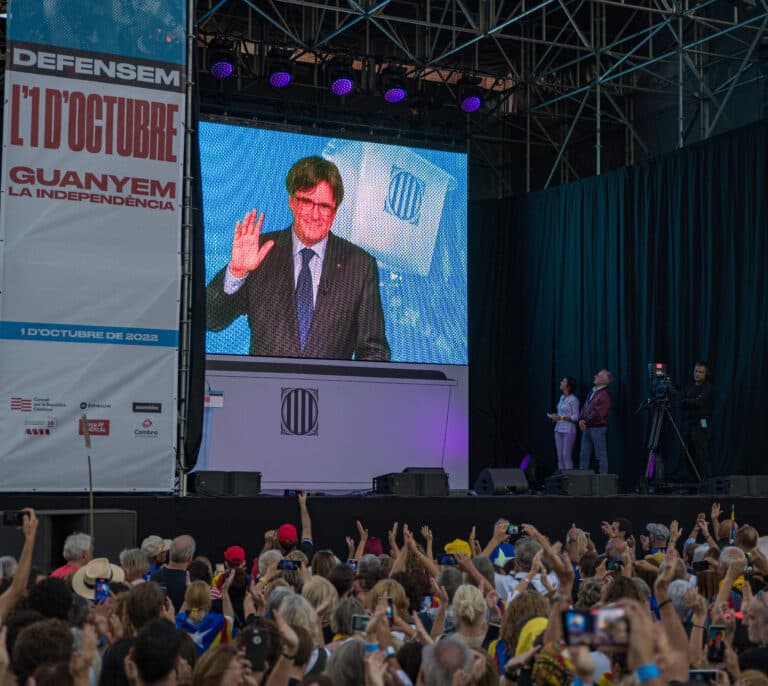 Puigdemont reclama liderar la estrategia secesionista si fracasa la mesa de diálogo