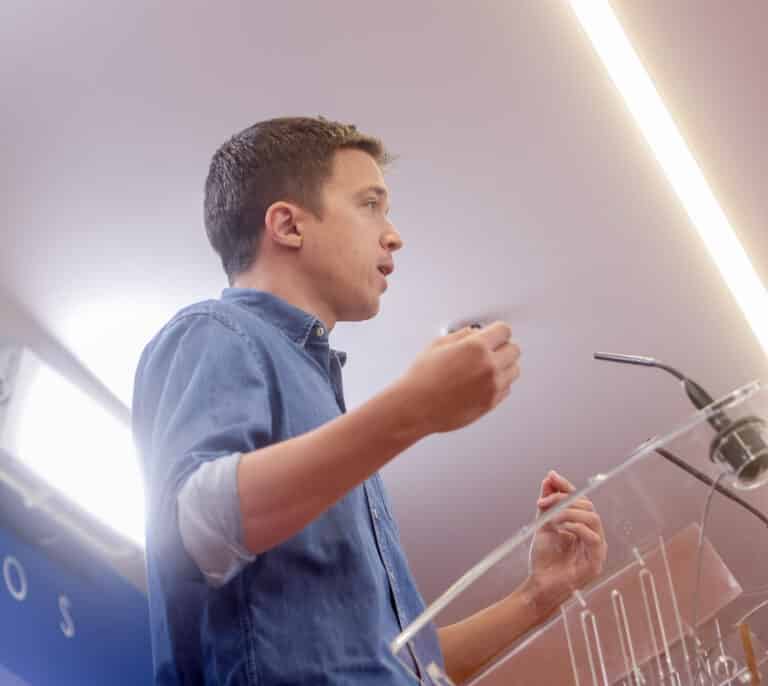Errejón afirma que el acuerdo para la oficialidad de la selecciones vascas de pelota y surf "no le ofende lo más mínimo"