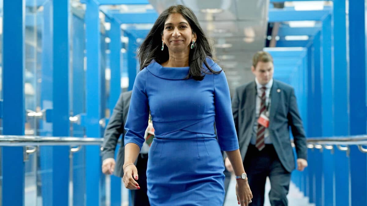 La Secretaria del Interior del Reino Unido, Suella Braverman, asiste a la conferencia anual del Partido Conservador en el Centro Internacional de Convenciones.