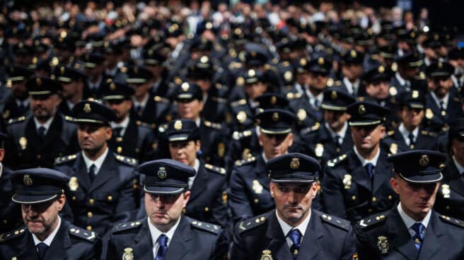 Varios policías esperan para recibir sus medallas al mérito policial