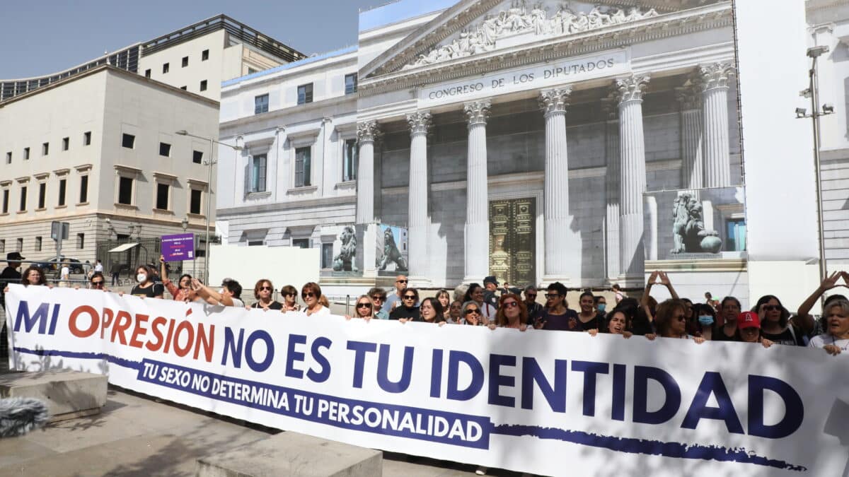 Un grupo de mujeres del Movimiento Feminista de Madrid sostienen una pancarta durante una acción reivindicativa frente al Congreso de los Diputados