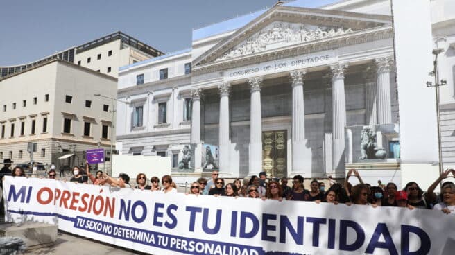 Un grupo de mujeres del Movimiento Feminista de Madrid sostienen una pancarta durante una acción reivindicativa frente al Congreso de los Diputados