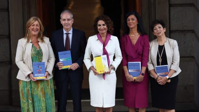 La ministra de Hacienda, María Jesús Montero, junto con los secretarios de Estado de su departamento.