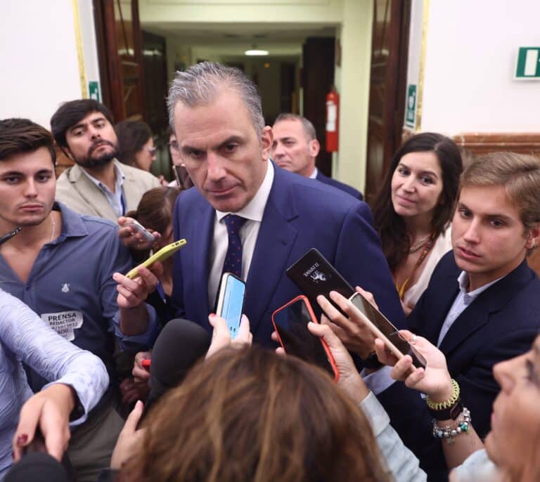 Ortega Smith tacha de "degradantes" los insultos del colegio mayor Elías Ahuja y lo atribuye a un problema de educación