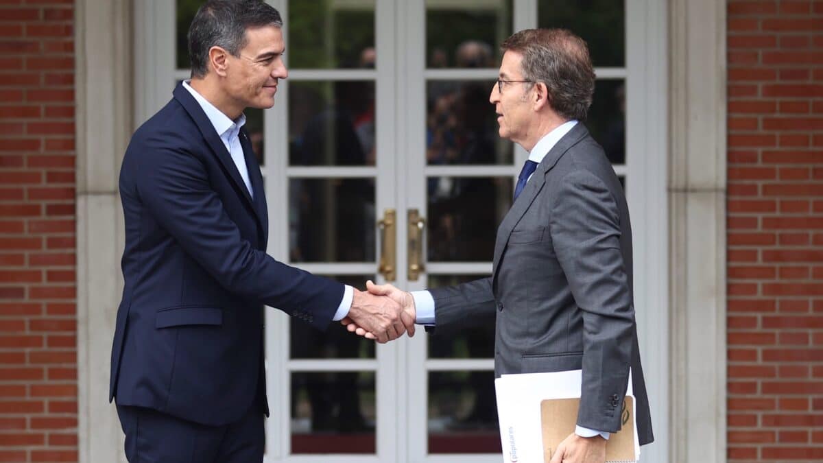 El presidente del Gobierno, Pedro Sánchez (i) y el presidente del Partido Popular, Alberto Núñez Feijóo (d), se saludan a su llegada a una reunión en La Moncloa