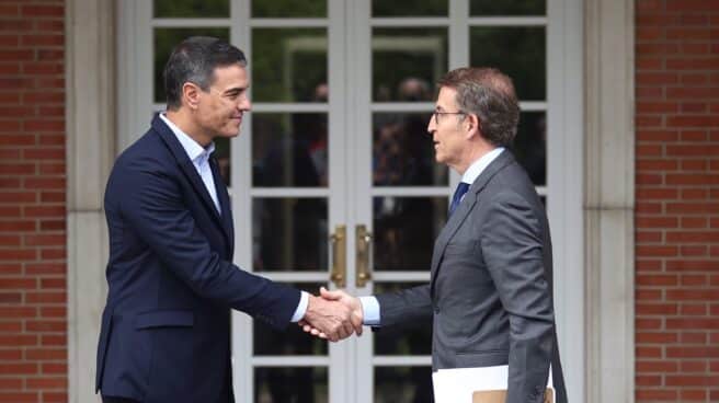 Sánchez presentará a Feijóo en el debate del Senado como el 'defensor de los ricos' El presidente del Gobierno, Pedro Sánchez (i) y el presidente del Partido Popular, Alberto Núñez Feijóo (d), se saludan a su llegada a una reunión en La Moncloa