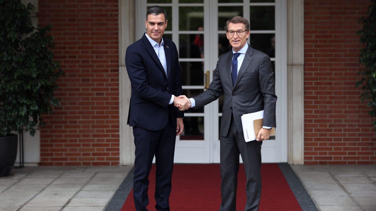 El presidente del Gobierno, Pedro Sánchez (i) y el presidente del Partido Popular, Alberto Núñez Feijóo (d), se saludan a su llegada a una reunión en La Moncloa, a 10 de octubre de 2022, en Madrid (España). El presidente del Ejecutivo ha convocado al líder del PP, tras el anuncio de renuncia del presidente del Tribunal Supremo y del Consejo General del Poder Judicial (CGPJ), Carlos Lesmes, un mes después de que amenazara con irse si no había avances tangibles para renovar un CGPJ que lleva casi cuatro años caducado. Un sector del Tribunal Constitucional se abre a aceptar una renovación por fases y que el Gobierno pueda nombrar a sus dos magistrados sin esperar a los del Poder Judicial. 10 OCTUBRE 2022;FEIJOO;MONCLOA;DIMISIÓN;LESMES;MONCLOA;PODER JUDICIAL;TRIBUNAL SUPREMO;CGPJ Eduardo Parra / Europa Press 10/10/2022