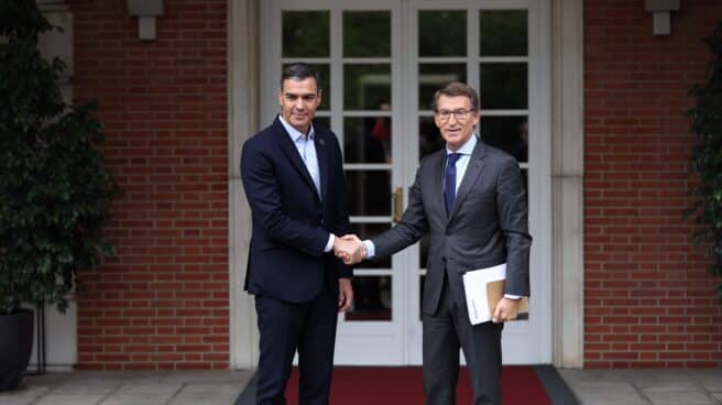 El presidente del Gobierno, Pedro Sánchez (i) y el presidente del Partido Popular, Alberto Núñez Feijóo (d), se saludan a su llegada a una reunión en La Moncloa, a 10 de octubre de 2022, en Madrid (España). El presidente del Ejecutivo ha convocado al líder del PP, tras el anuncio de renuncia del presidente del Tribunal Supremo y del Consejo General del Poder Judicial (CGPJ), Carlos Lesmes, un mes después de que amenazara con irse si no había avances tangibles para renovar un CGPJ que lleva casi cuatro años caducado. Un sector del Tribunal Constitucional se abre a aceptar una renovación por fases y que el Gobierno pueda nombrar a sus dos magistrados sin esperar a los del Poder Judicial. 10 OCTUBRE 2022;FEIJOO;MONCLOA;DIMISIÓN;LESMES;MONCLOA;PODER JUDICIAL;TRIBUNAL SUPREMO;CGPJ Eduardo Parra / Europa Press 10/10/2022