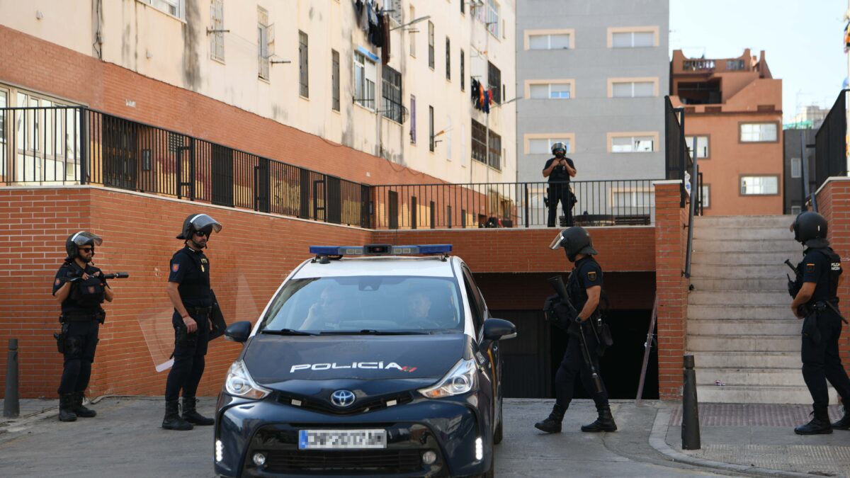 Agentes de la Policía Nacional durante un operativo policial en barrio de El Príncipe de Ceuta