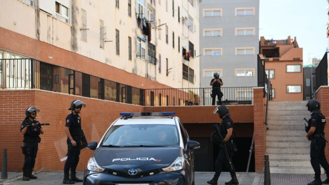 Agentes de la Policía Nacional durante un operativo policial en barrio de El Príncipe de Ceuta