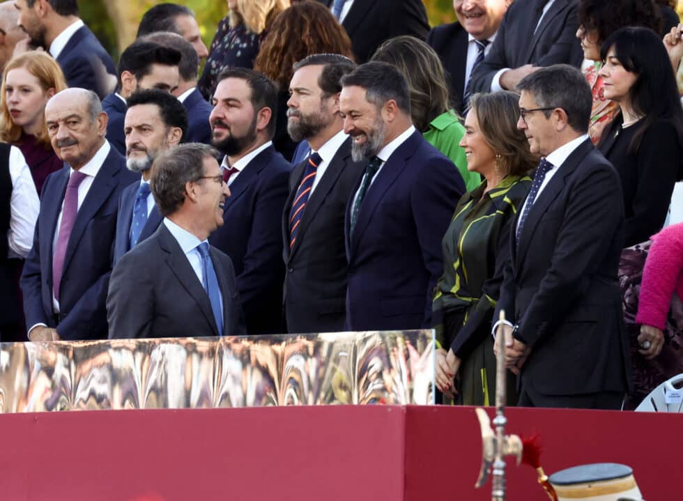 El presidente del PP, Alberto Núñez Feijóo, conversa con el líder de VOX, Santiago Abascal, durante el acto solemne de homenaje a la bandera nacional y desfile militar en el Día de la Hispanidad, a 12 de octubre de 2022, en Madrid (España).
