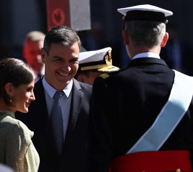 Sánchez justifica su retraso a la llegada del desfile del 12 de octubre: "He salido cuando me han dicho"