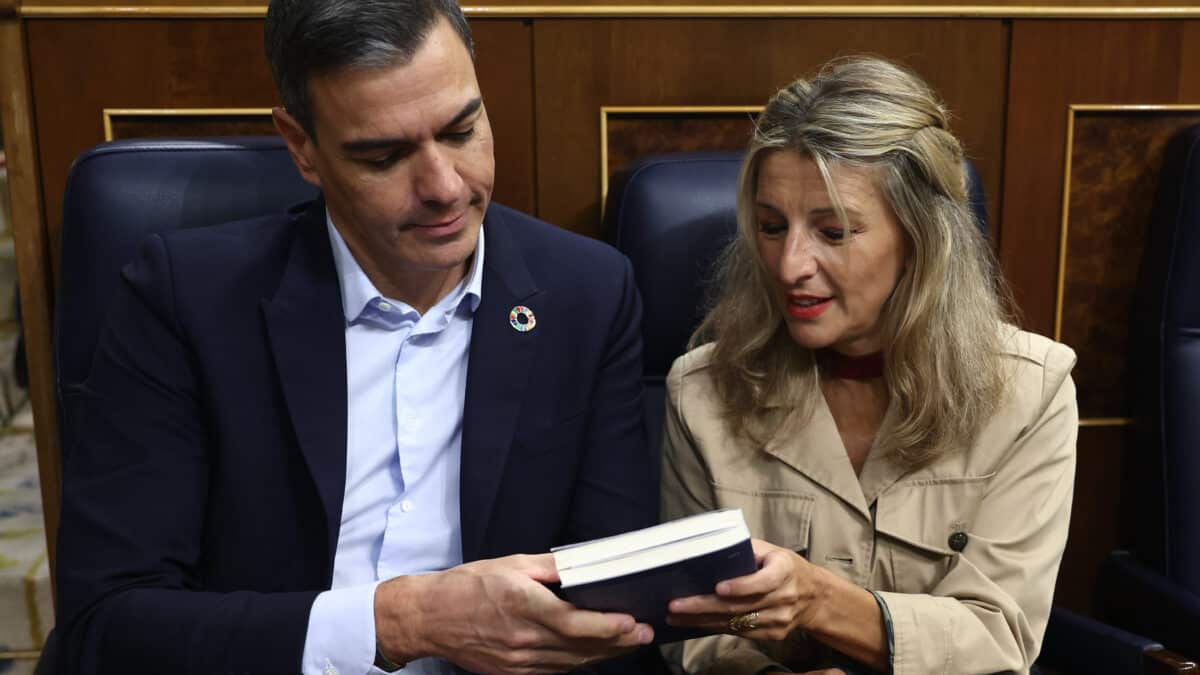 Pedro Sánchez (Presidente del Gobierno e integrante del PSOE) y Yolanda Díaz (Unidas Podemos y líder de Sumar) en el Congreso de los Diputados mirando juntos un libro