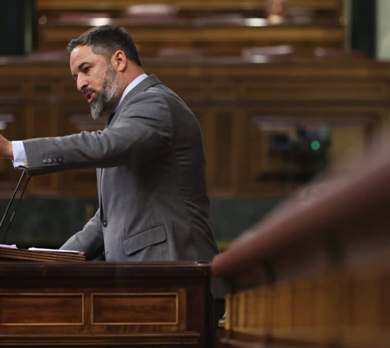 Vox demora su entrada al Congreso e interrumpe a Sánchez en protesta por su retraso ante el Rey en el desfile