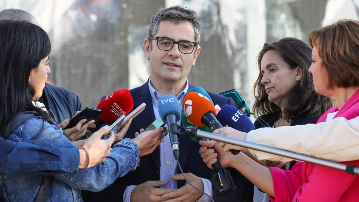 El ministro de la Presidencia, Relaciones con las Cortes y Memoria Democrática, Félix Bolaños, durante su visita las excavaciones de las casas bombardeadas durante la Guerra Civil en Entrevías