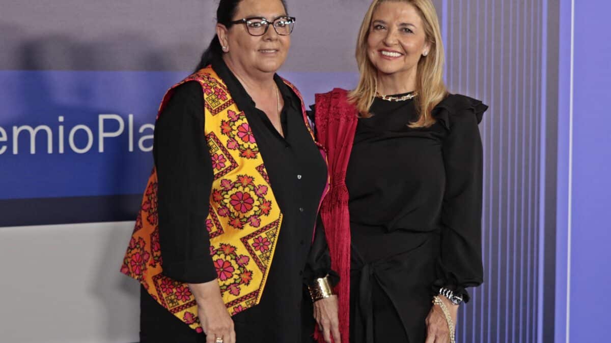 MARÍA DEL MONTE CON INMACULADA CASAL EN LOS PREMIOS PLANETA 2022