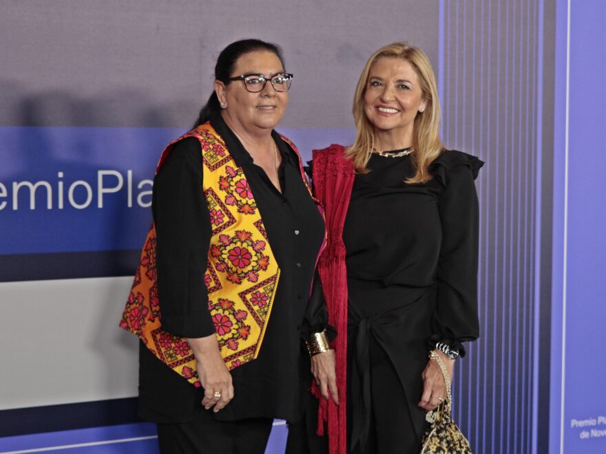 MARÍA DEL MONTE CON INMACULADA CASAL EN LOS PREMIOS PLANETA 2022