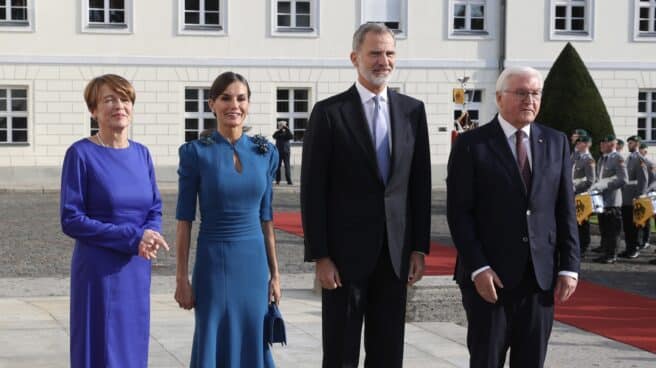 La Reina Letizia enamora a Alemania con su mejor estreno en meses, un impecable vestido azul klein que lo tiene todo