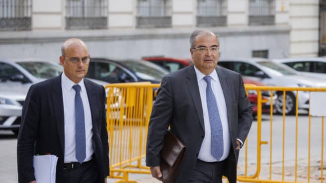 Ángel Ron -dcha.- llega a la Audiencia Nacional.